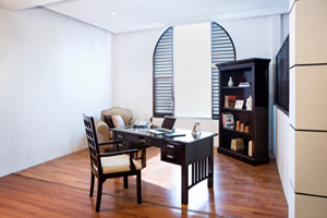 The Windsor set offers a medium-sized writing desk, with 5 handy drawers for storage.
<br>Desk size: 150 cm x 70 cm x 76 cm, Bookshelf size: 120 cm x 35 cm x 200 cm