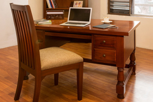 The Elwood set offers country style desk, with handy deep drawers for storage.
<br>Desk size: 140 x 80 x 76 cm, Bookshelf size: 100 x 40 x 190 cm