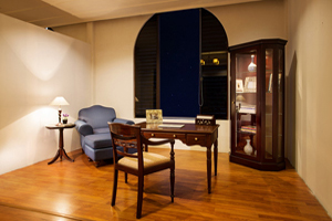 The Kingsbury offers a compact traditional writing desk perfect for bedrooms / smaller study.
<br> Paired here with Seville Curio Cabinet
<br>Desk size: 115 cm x 60 cm x 76 cm